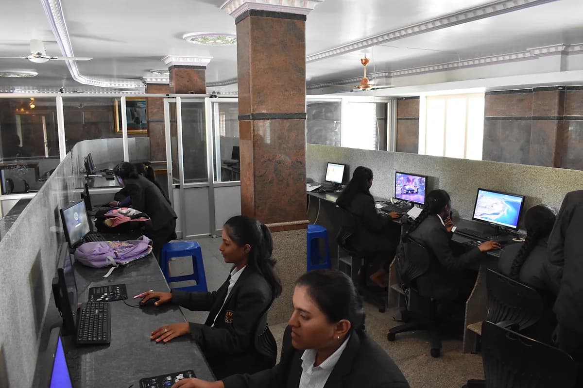 Students working at computers in the S.E.T. Polytechnic computer laboratory