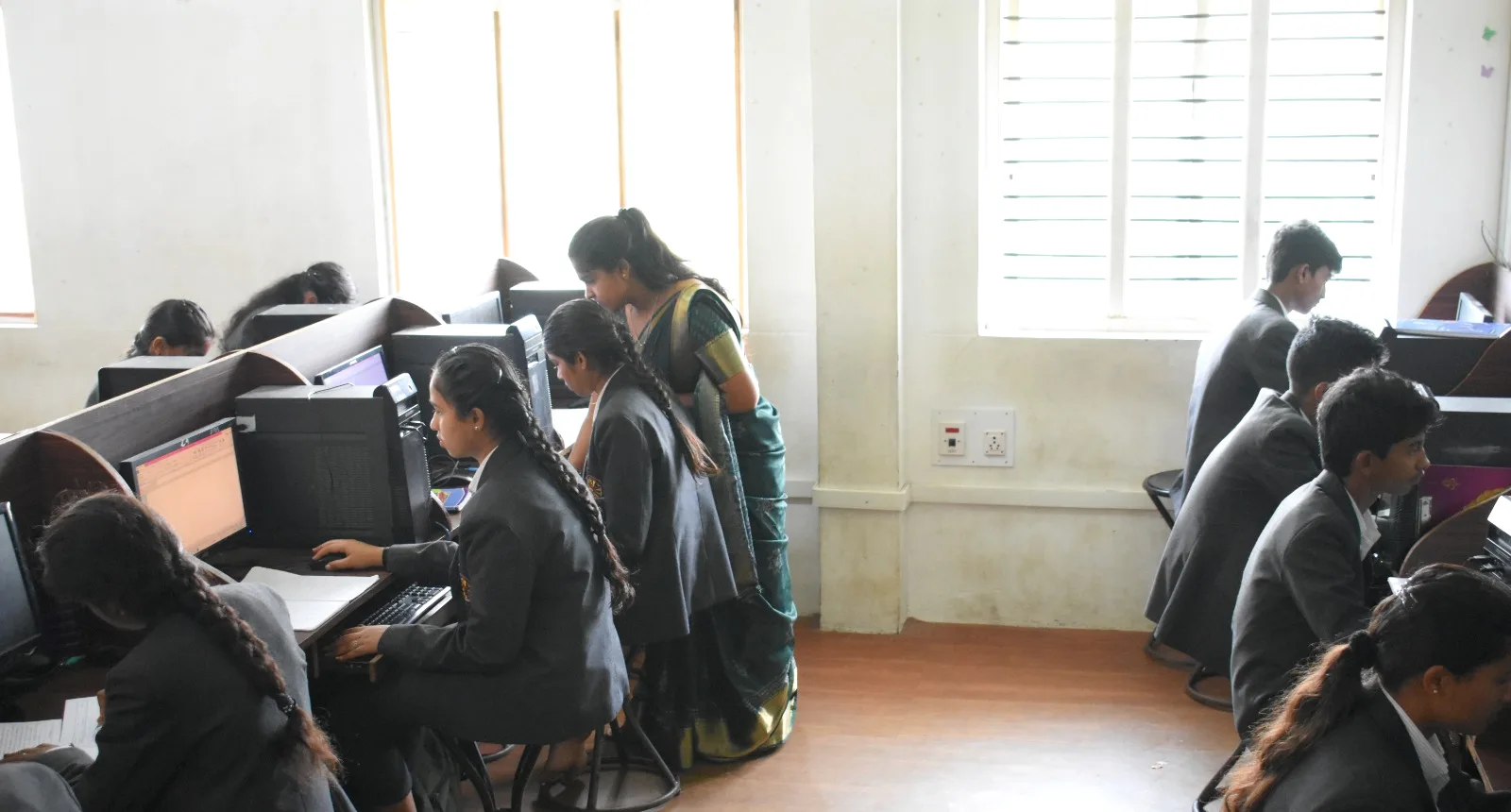 SET Polytechnic students at work in the computer laboratory